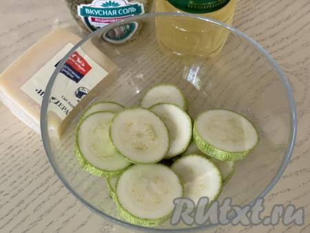 Кабачки нарезать на кружочки толщиной примерно 1-1,5 сантиметра, переложить в глубокую миску.&nbsp;