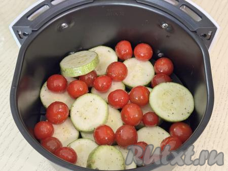 Выложить кружочки кабачка на решётку аэрогриля желательно в один слой. У меня все кабачки в один слой не поместились, поэтому несколько кружочков я выложила вторым слоем. Добавить черри.