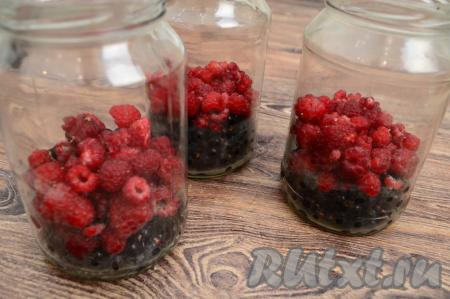 Поверх смородины равномерно распределить по трём банкам малину.