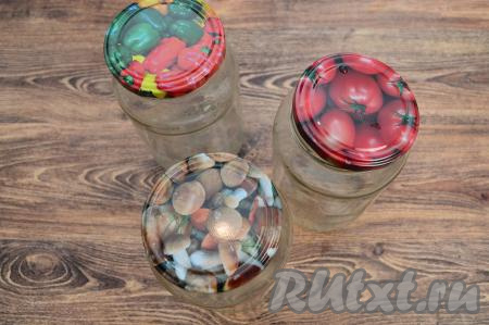 Тщательно вымыть банки с содой (для этой заготовки я взяла 3 банки объёмом по 950 миллилитров), простерилизовать любым удобным способом, прикрыть прокипячёнными крышками. Я кипячу крышки в кастрюле в течение 3 минут с момента закипания воды. Для стерилизации банок я заполняю их на 2 сантиметра кипящей водой, отправляю в микроволновку, включаю её на максимальную мощность на 3 минуты, по истечении времени достаю простерилизованные банки из микроволновки, воду сливаю, накрываю банки прокипячёнными крышками.