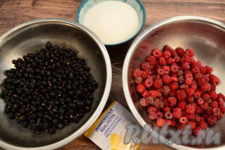Вот такой набор продуктов нам потребуется для приготовления компота из чёрной смородины и малины на зиму.