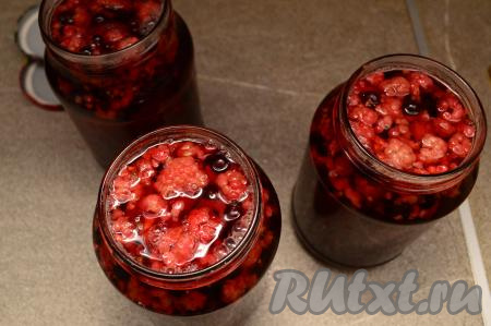 В кастрюлю с водой, слитой из банок, добавить сахар и лимонную кислоту, перемешать. Лимонную кислоту можно не добавлять, но она позволит сохранить яркий цвет напитка. Поставить кастрюлю на огонь, довести получившийся сироп до кипения (я 1-2 раза перемешиваю в процессе варки), уменьшить огонь и проварить 2 минуты (до полного растворения сахара). Горячий сироп снять с огня, сразу разлить его по банкам со смородиной и малиной.