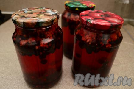 Сразу же закрутить (или закатать) банки прокипячёнными крышками.