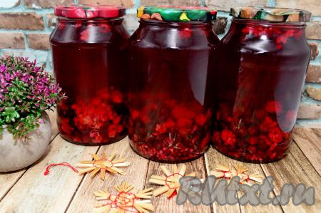 Поставить банки со смородиново-малиновым компотом вверх дном, укутать в одеяло и оставить до полного остывания. А затем переставить на хранение в прохладное тёмное место (например, в кладовую, погреб или подвал).