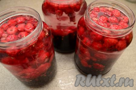 Вскипятить в чайнике (или в кастрюле) воду. Залить банки с ягодами до самого верха кипящей водой.&nbsp;Прикрыть прокипячёнными крышками и оставить на 20 минут постоять при комнатной температуре.