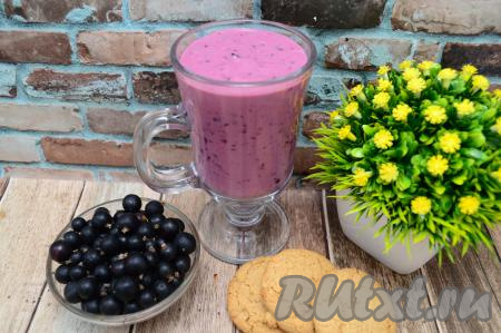 Смузи, приготовленный из чёрной смородины, разлить из чаши блендера по чашкам и сразу подать к столу. Напиток получается достаточно густым, в меру сладким, насыщенным и очень вкусным. Смузи из смородины и молока прекрасно утоляет жажду, надолго заряжает энергией и позитивным настроением. Из предложенного количества ингредиентов у меня вышло 400 миллилитров смородинового смузи.