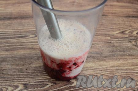 В чашу со смородиновым пюре влить молоко, всыпать сахар. Я добавила 40 грамм сахара, так как смородина у меня была не сладкая.