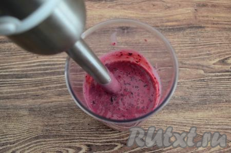 Ещё раз пробить погружным блендером молоко и чёрную смородину до однородности. Долго взбивать ягоды с молоком не нужно, достаточно будет взбивать 1 минуту. Затем попробовать смузи на вкус. Если сладости вам будет недостаточно, тогда добавьте сахар по вкусу, а затем ещё раз пробейте смузи блендером.