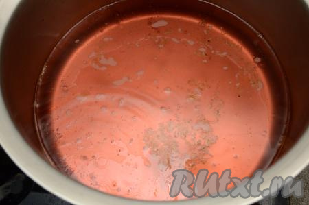 В кастрюлю с водой, которую мы слили из банок, добавить сахар и лимонную кислоту, хорошо перемешать, поставить на сильный огонь. Периодически перемешивая, довести сироп до кипения, а затем проварить его на небольшом огне минуты 2-3, чтобы все кристаллики сахара и лимонной кислоты полностью растворились. Лимонную кислоту можно и не добавлять, но именно она позволит сохранить яркость компота.