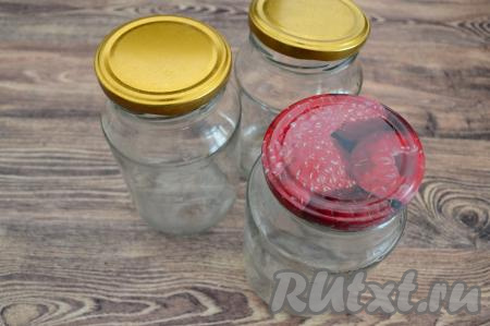 Простерилизовать банки (я взяла 3 банки объёмом по 950 миллилитров) любым удобным способом, прокипятить крышки в течение 3 минут с момента закипания воды. Банки я обычно стерилизую в микроволновке, для этого заполняю их на 2 сантиметра кипящей водой, ставлю на максимальную мощность в микроволновку на 3 минуты, затем аккуратно достаю простерилизованные баночки, воду сливаю.