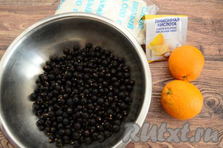 Подготовить продукты для приготовления компота из чёрной смородины с апельсинами на зиму. Апельсины тщательно вымыть, обдать кипятком. Чёрную смородину перебрать, убирая все веточки, листочки, подпорченные ягоды. Выложить смородину в дуршлаг, тщательно промыть проточной водой. Оставить ягоды в дуршлаге на несколько минут, чтобы стекла вода.