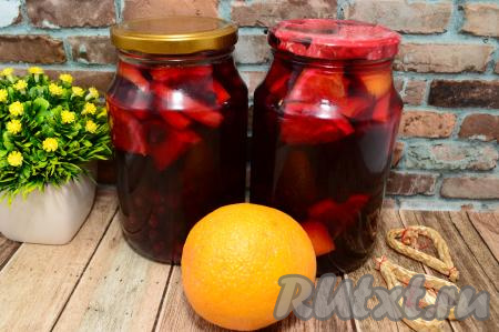 Перевернуть банки вверх дном, поставив их на крышку, укутать в одеяло (или в тёплый плед) и оставить до полного остывания (я, как правило, оставляю остывать на сутки). А затем полностью остывшие банки с компотом убрать на хранение в прохладное тёмное место (например, в кладовую, погреб или подвал).