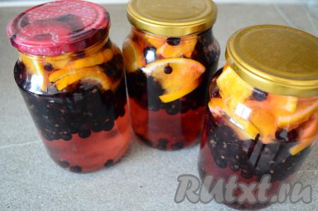 Сразу закрутить (или закатать) банки со смородиново-апельсиновым компотом крышками.&nbsp;