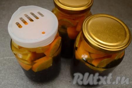 По прошествии 20 минут слить воду из банок в кастрюлю так, чтобы апельсины и смородина остались в банке. Для того чтобы было удобнее сливать воду из банки в кастрюлю, я надеваю на банку пластмассовую крышку с отверстиями. После того как слили жидкость из банок, баночки нужно прикрыть прокипячёнными крышками.&nbsp;