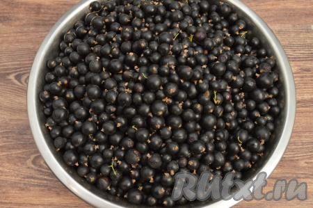 Количество смородины, которое вы будете замораживать, не имеет значения. Просто, чем больше смородины вы решите замораживать, тем большее число контейнеров вам понадобится. В этот раз я решила заморозить 600 грамм смородины.