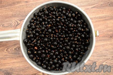 Перебранную чёрную смородину аккуратно выложить в дуршлаг, промыть под проточной водой, затем дать лишней воде стечь.