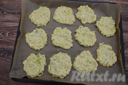 Духовку разогреть до 180 градусов. Противень застелить пергаментом. Перед формированием оладий перемешать тесто. На противень, застеленный пергаментом, на небольшом расстоянии друг от друга выкладывать примерно по 1-1,5 столовых ложки кабачкового теста, формируя плоские оладьи. Обычно из предложенного количества ингредиентов я формирую 11-12 оладий из кабачков и манки. Я использовала силиконизированный пергамент (он продаётся в любом продуктовом магазине), если у вас простой пергамент, тогда его перед выкладыванием теста нужно немного смазать растительным маслом, чтобы готовые кабачковые оладьи хорошо отделялись от пергамента.