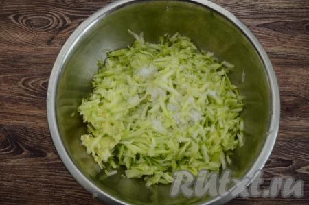 Кабачки вымыть, очистить от кожуры. Если у кабачков крупные семечки, их нужно будет удалить. Я взяла молодые кабачки с мелкими семечками, поэтому семечки удалять не стала. 700 грамм подготовленного кабачка натереть на крупной тёрке в глубокую миску, всыпать соль.