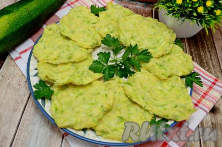 Нежные, вкусные оладьи, приготовленные из кабачков с манкой в духовке, к столу можно подать и тёплыми, и полностью остывшими, дополнив любимым&nbsp;соусом или сметаной.&nbsp;