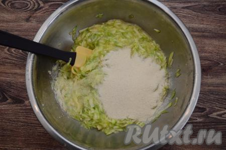 Кабачковую массу  и яйца перемешать с помощью лопатки (или столовой ложки), добавить 100 грамм манки, тщательно перемешать.