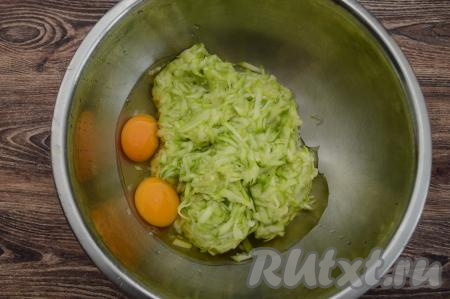 В миску с кабачковой массой, отжатой от лишнего сока, вбить сырые яйца.