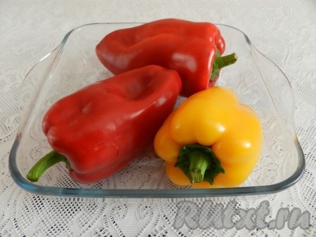 Крупные перцы вымыть, обсушить. Выложить в форму или противень, застеленный бумагой, и запечь перцы в духовке 20 минут при температуре 200 градусов.
