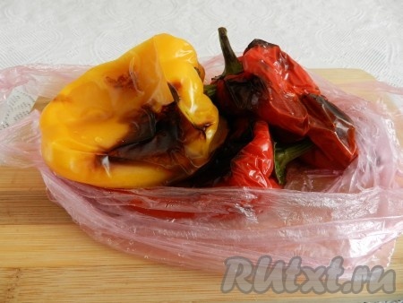 Горячие перцы переложить в чистый полиэтиленовый пакет.