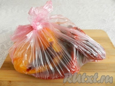 Пакет плотно завязать и оставить запеченные перцы в пакете на 15-20 минут.