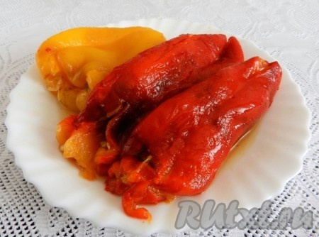 Остывший перец легко очищается от кожицы и семян.