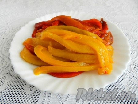 Очищенный перец нарезать полосками вдоль.