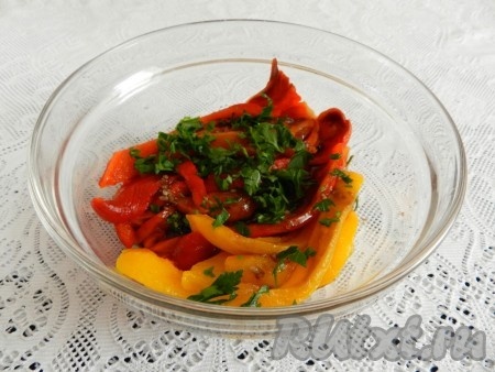 Нарезанные перцы полить заправкой, аккуратно перемешать.