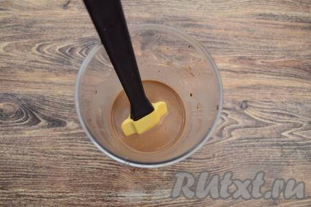 В чашу для взбивания погружного блендера влить 200 миллилитров охлаждённого молока, добавить растопленную шоколадную массу и сахар, перемешать лопаткой.