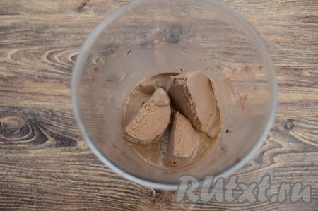 Добавить мороженое в чашу блендера. Если любите коктейль хорошо охлаждённым, тогда можно добавить грамм 30-50 колотого льда, я не добавляла.