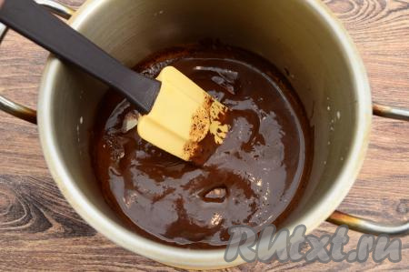 Постоянно перемешивая, растопить шоколад в молоке. Получится достаточно густая шоколадная масса.