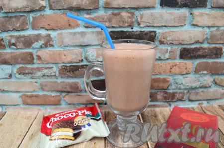 Готовый шоколадный молочный коктейль с мороженым разлить из чаши блендера по стаканам и сразу же подать к столу. Этот воздушный, вкусный напиток прекрасно освежит и насытит в жаркий день. Всего у меня получилось примерно 370 миллилитров коктейля.