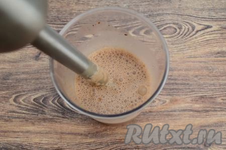 Взбить содержимое чаши погружным блендером на максимальной скорости до образования характерных пузырьков на поверхности. Взбивать нужно не менее 1 минуты, делая движения блендером вверх-вниз.