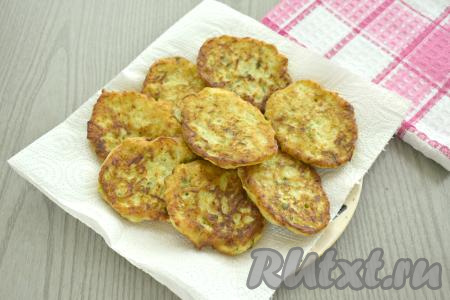 Готовые жареные оладьи перекладываем со сковороды&nbsp;на бумажные полотенца, чтобы удалить лишнее масло. Периодически перемешивая тесто и добавляя в сковородку масло только по мере необходимости, постепенно жарим все оладушки (у меня получились 10 штук).