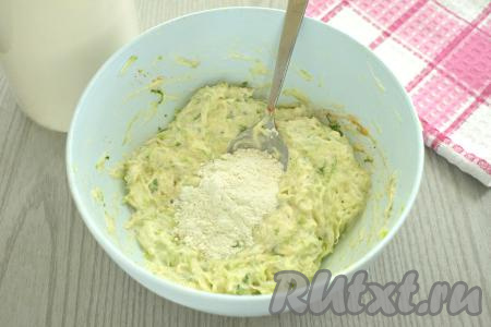 Начинаем в получившуюся массу добавлять по 1 столовой ложке муки, каждый раз хорошо перемешивая.&nbsp;