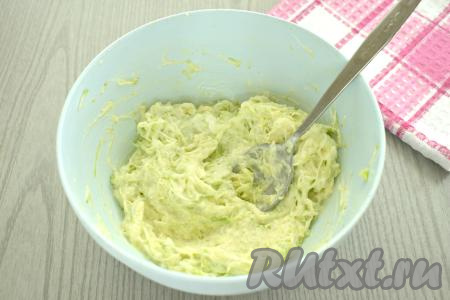 Сразу перемешиваем кабачковую массу со сметаной и яйцом.