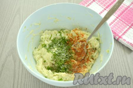 Зелень (у меня - петрушка, но можно взять и укроп) моем, обсушиваем, мелко нарезаем, добавляем в миску с кабачками, смешанными со сметаной, по вкусу солим, сдабриваем специями (у меня - паприка и чёрный молотый перец), хорошо перемешиваем.