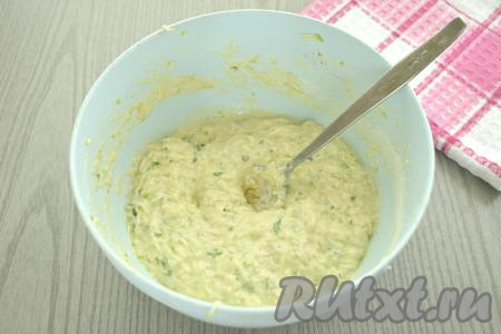 Добавляя муку, учитываем, что кабачковое тесто должно выйти в меру вязким и густым. Для получения теста нужной густоты я добавила 4,5 столовых ложки муки. Но количество муки, которое придётся вам добавить, зависит от величины яйца, жирности сметаны и безусловно от того, насколько хорошо вы отжали кабачки от лишней жидкости.