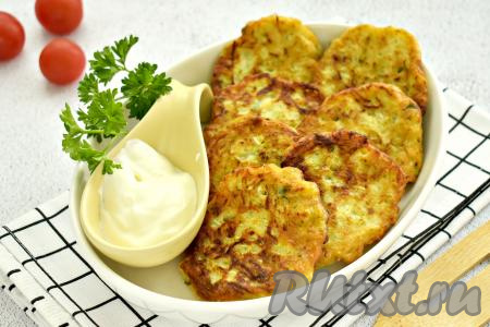 Нежные, вкусные, аппетитные оладьи, приготовленные из кабачков, подаём к столу со сметаной или соусом на ваш выбор.