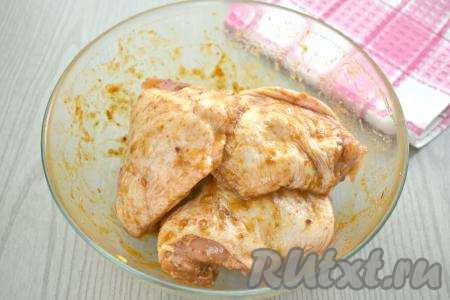 Подготовленные куриные бёдра перекладываем в глубокую миску, вливаем к ним приготовленный маринад. Хорошо перемешиваем, покрывая бёдрышки соево-томатным соусом со всех сторон. Миску с мясом накрываем крышкой (или затягиваем пищевой плёнкой) и ставим в холодильник, как минимум, на 45-60 минут, чтобы куриные бёдра промариновались.