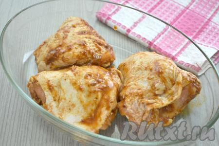 Замариновавшиеся куриные бёдра выкладываем в форму для запекания.