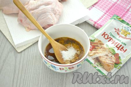 Всыпаем специи (я добавила 1 чайную ложку приправы для курицы), добавляем натёртые на мелкой тёрке&nbsp;(или пропущенные через пресс) очищенные зубчики чеснока. По вкусу солим, учитывая, что соевый соус достаточно солёный.