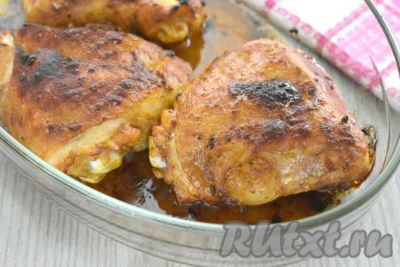 Ставим форму с куриными бёдрами, замаринованными в томатно-соевом соусе в духовку, заранее разогретую до 190 градусов. Запекать нужно будет 50-60 минут (бёдрышки должны покрыться яркой, румяной корочкой). Для того чтобы готовые бёдра получились, покрытыми хрустящей корочкой, через 20 минут с начала запекания их с помощью кулинарной кисточки нужно будет смазать выделившимся жиром и продолжить запекать в духовке. В процессе запекания бёдра нужно будет ещё 2 раза через примерно равные интервалы времени смазать выделившимся жиром. По прошествии 50-60 минут с момента начала запекания нужно будет проверить готовность мяса, проколов его ножом до кости, если выделяется прозрачный сок без примеси крови, значит бёдрышки готовы.&nbsp;