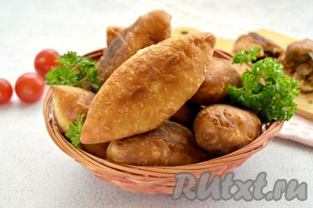Постепенно жарим на сковороде и выкладываем на бумажные полотенца все пирожки с фаршем. Эта выпечка готовится и просто, и достаточно быстро, без лишних хлопот. Пирожки из слоёного теста получаются аппетитными, приятно похрустывающими снаружи и нежными внутри. Особенно вкусны они горячими, хотя и после остывания есть их одно удовольствие!