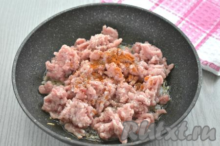 Для этого блюда можно использовать как покупной фарш, так и фарш, приготовленный в домашних условиях. Подойдёт фарш из любого мяса (например, из курицы, говядины, индейки). Я взяла кусочки свинины и пропустила их через мясорубку.&nbsp;К луку, обжаренному до мягкости, добавляем мясной фарш, по вкусу его солим, приправляем специями (я сдобрила фарш чёрным молотым перцем и паприкой). Обжариваем фарш с луком 10-12 минут, часто перемешивая и разбивая комочки мяса. Обжаренный фарш убираем с огня, даём остыть.