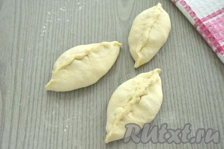Поднимаем края каждой лепёшки над фаршем, тщательно скрепляем края теста над начинкой, формируя пирожок. Постепенно формируем все пирожки (я сформировала 9 пирожков).