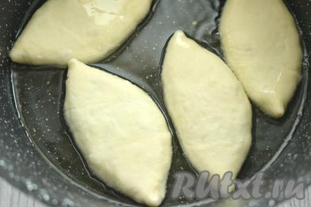 В сковороде разогреваем достаточное количество растительного масла. Выкладываем в горячее масло несколько пирожков из слоёного теста "швом" вниз, масло должно доходить до середины пирожков. Жарим пирожки с мясом на огне чуть ниже среднего до подрумянивания с двух сторон (примерно по 3-4 минуты с каждой стороны).